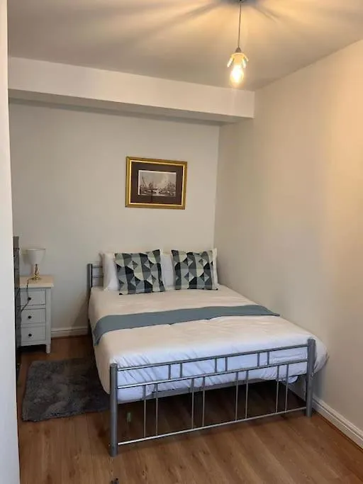 2 Bed Flat In Canning Town London 0*,