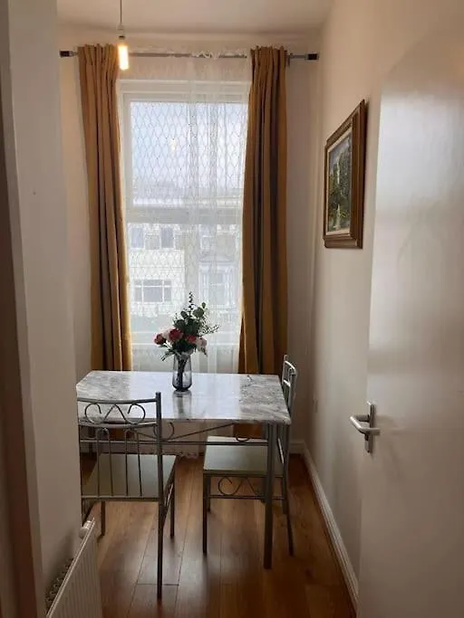 2 Bed Flat In Canning Town London 0*,  United Kingdom