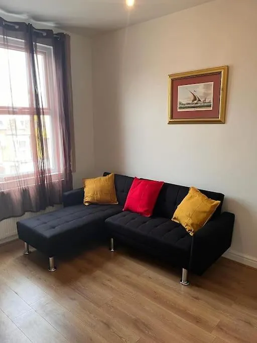 2 Bed Flat In Canning Town London Apartment